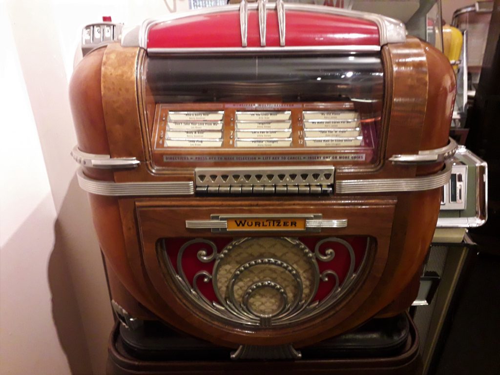 Rare 1941 Wurlitzer Model 71 Counter Top Jukebox And Stand